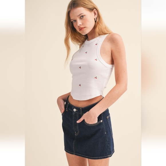 🆕🍒 All Over Cherry Embroidered Tank - Picture 3 of 3